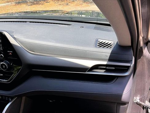 Used 2022 Toyota Highlander XLE image 23
