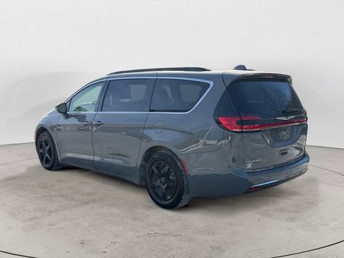 Used 2022 Chrysler Pacifica Touring-L image 3