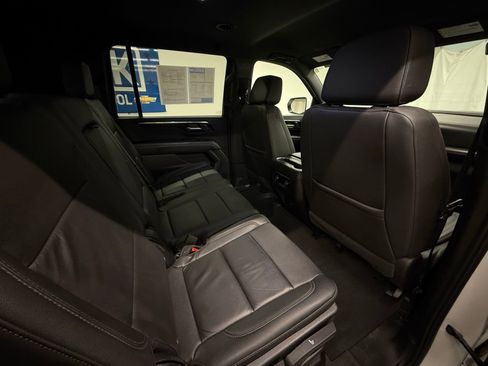 Used 2025 Chevrolet Suburban Z71 image 6