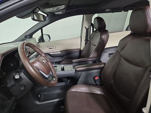 Used 2024 Toyota Sienna Platinum image 14