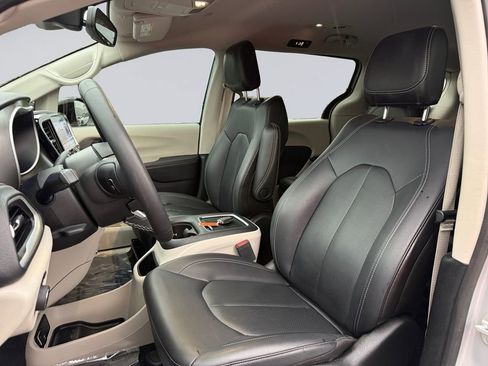 Certified 2024 Chrysler Pacifica Select image 12