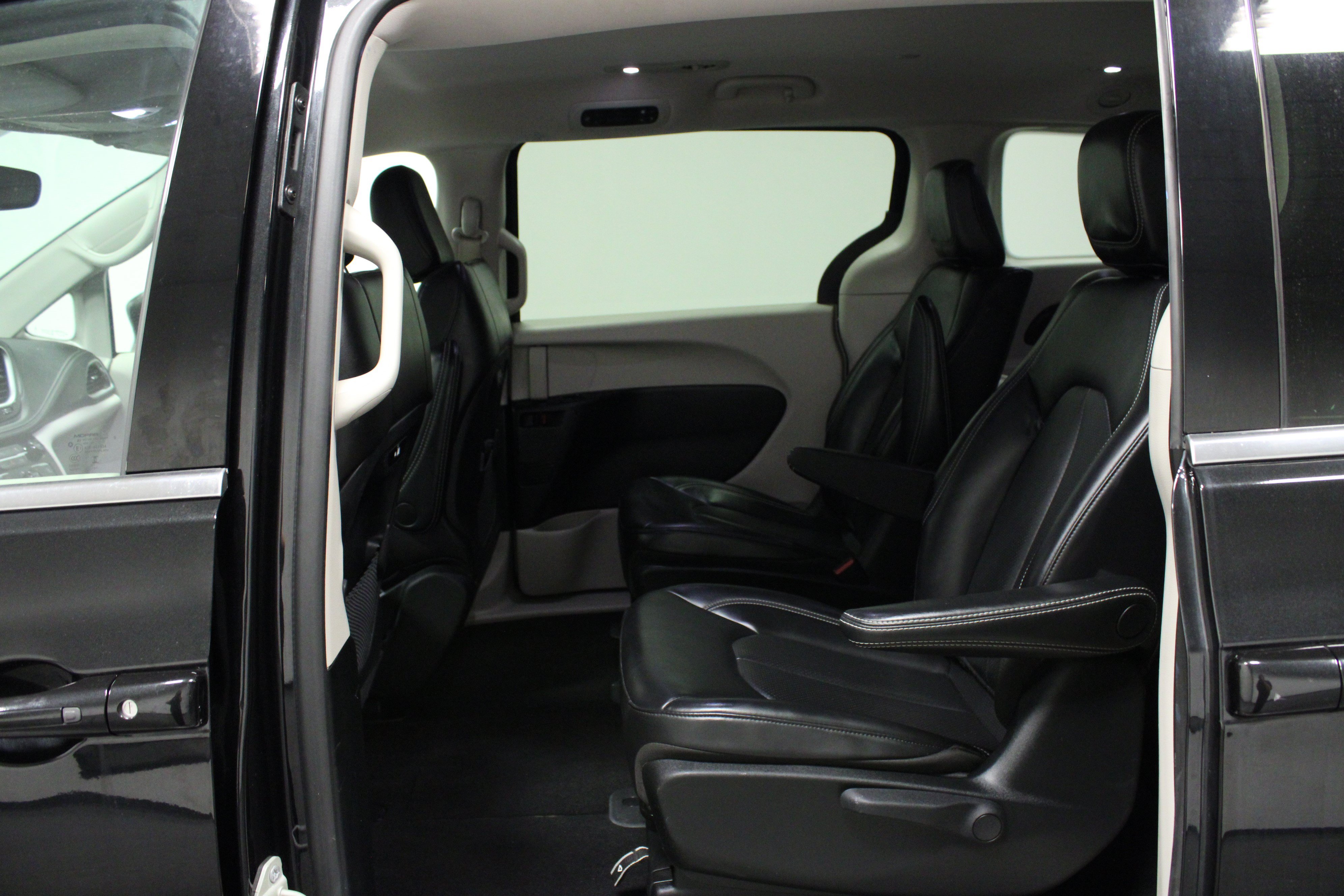 Used 2023 Chrysler Pacifica Touring-L FWD image 13