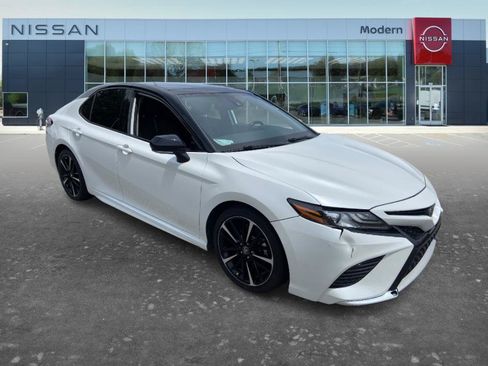 Used 2020 Toyota Camry XSE FWD image 3
