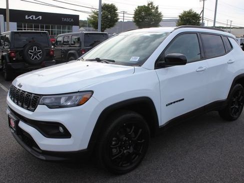 Used 2025 Jeep Compass Latitude w/ Convenience Group AWD/4WD image 2