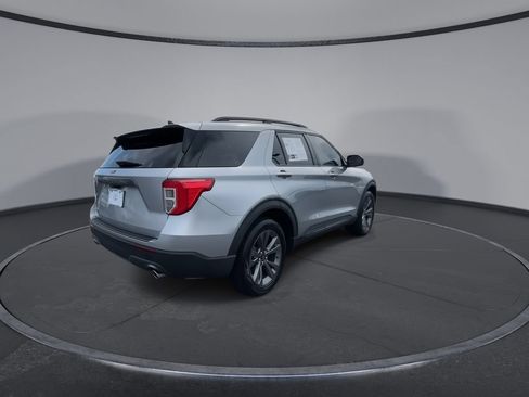 Used 2023 Ford Explorer XLT w/ Equipment Group 202A RWD image 8