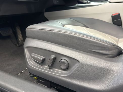 Used 2018 Toyota Camry XLE FWD image 10