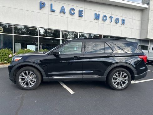 Used 2022 Ford Explorer XLT w/ Equipment Group 202A image 4