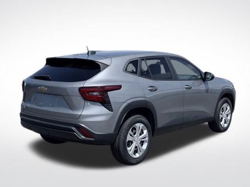Used 2024 Chevrolet Trax LS w/ Driver Confidence Package FWD image 6