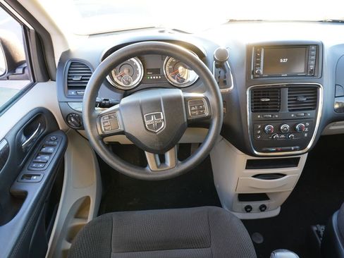 Used 2018 Dodge Grand Caravan SE w/ UConnect Hands-Free Group image 19