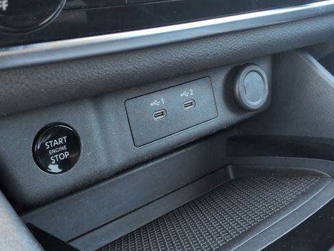 Used 2024 Nissan Rogue S FWD image 29