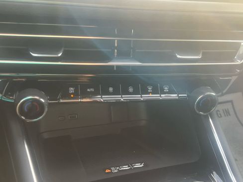 Used 2025 Chevrolet Traverse LT image 21