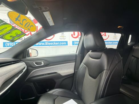 Used 2024 Jeep Compass Latitude image 28