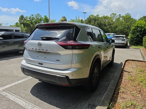 Used 2024 Nissan Rogue S AWD/4WD image 3