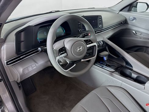 Used 2025 Hyundai Elantra Blue image 8