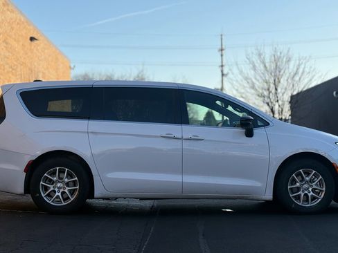 Used 2025 Chrysler Pacifica Select image 8