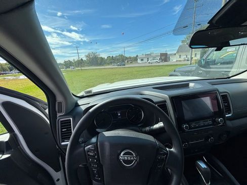 Used 2023 Nissan Frontier SV image 2