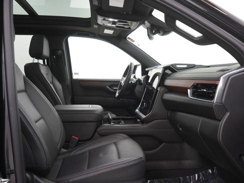 Used 2025 GMC Yukon Denali AWD/4WD image 14