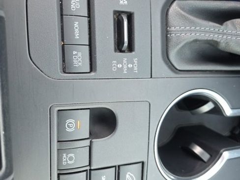 Used 2024 Toyota Highlander LE image 22