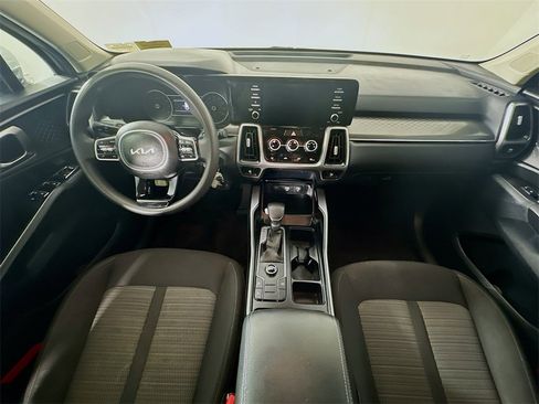 Used 2022 Kia Sorento LX image 10