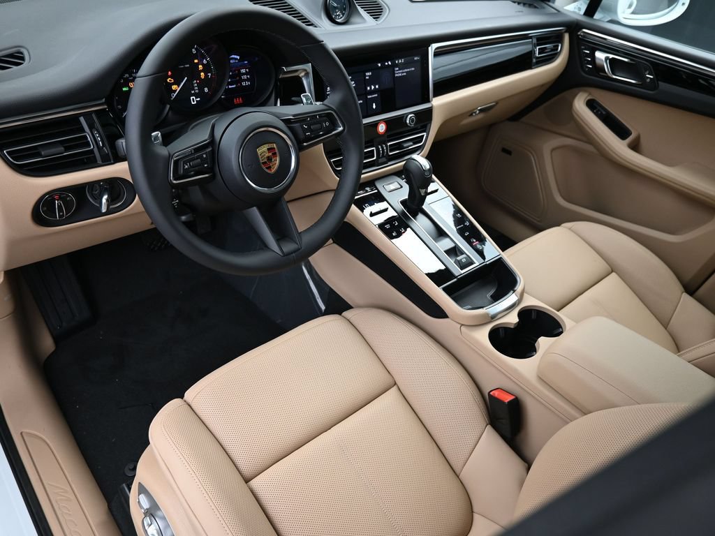Certified 2026 Porsche Macan AWD/4WD image 4