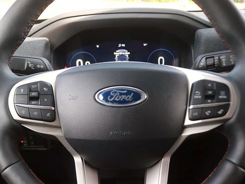 Used 2025 Ford Explorer Active w/ Active Comfort Package RWD image 18