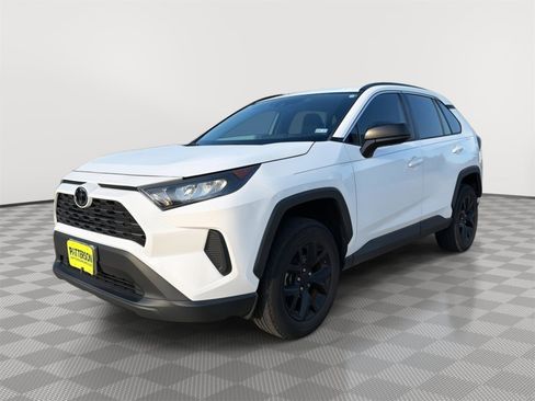 Used 2021 Toyota RAV4 LE FWD image 4