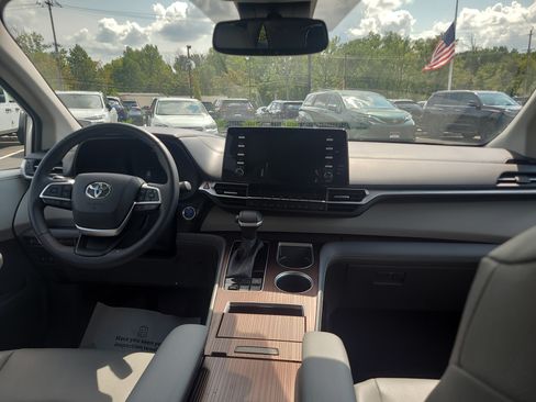 Certified 2023 Toyota Sienna XLE AWD/4WD image 18