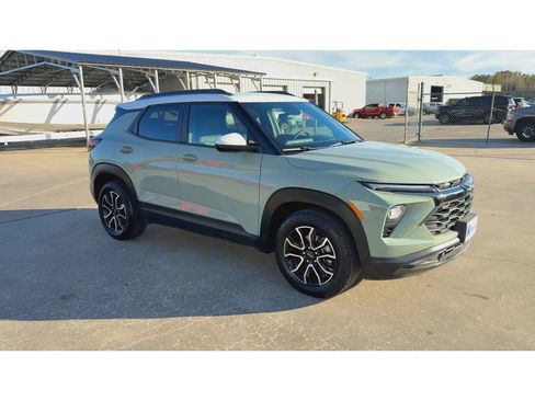 Used 2025 Chevrolet TrailBlazer ACTIV w/ Driver Confidence Package image 2