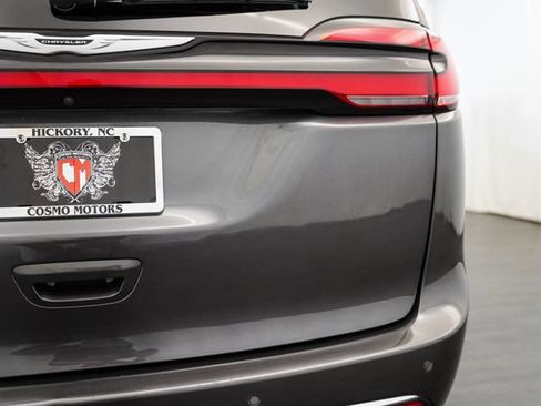Used 2023 Chrysler Pacifica Touring-L FWD image 39