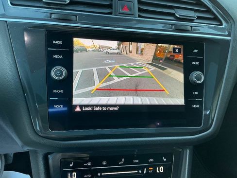 Used 2022 Volkswagen Tiguan SE w/ Panoramic Sunroof Package FWD image 23