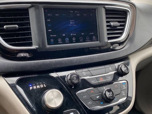 Used 2020 Chrysler Voyager Lxi image 11