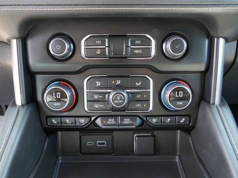 Used 2024 Chevrolet Suburban Premier image 21