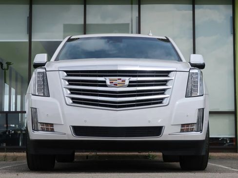 Used 2017 Cadillac Escalade Platinum AWD/4WD image 3