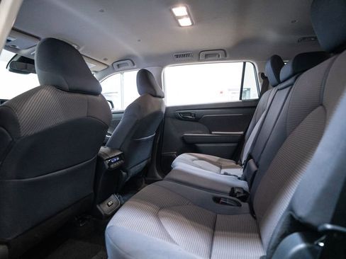 Used 2024 Toyota Highlander LE AWD/4WD image 32