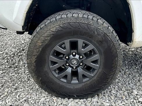 Used 2020 Toyota Tacoma SR5 w/ Technology Package AWD/4WD image 6