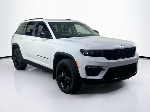 Used 2023 Jeep Grand Cherokee Limited w/ Black Appearance Package AWD/4WD image 3