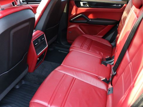 Used 2020 Porsche Cayenne w/ Premium Package image 33