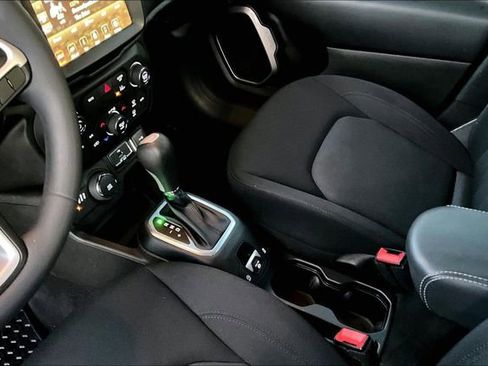 Used 2023 Jeep Renegade Latitude AWD/4WD image 15