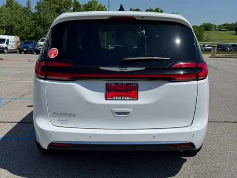 Used 2024 Chrysler Pacifica Touring-L FWD image 5