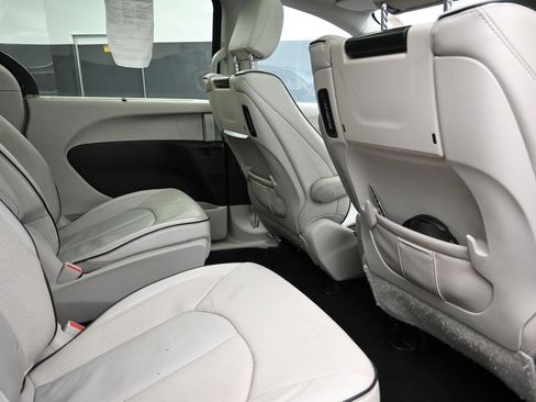 Used 2018 Chrysler Pacifica Limited w/ Advanced Safetytec Group FWD image 26