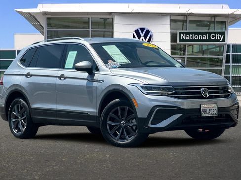 Used 2023 Volkswagen Tiguan SE FWD image 2