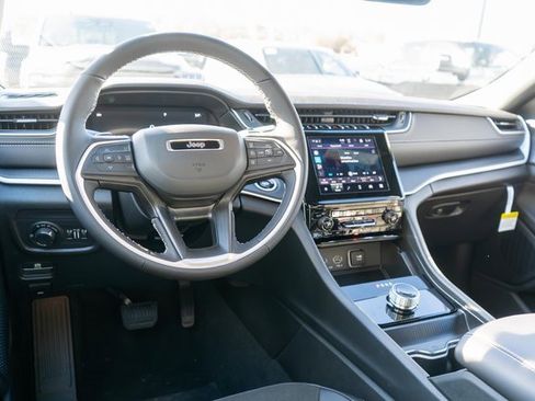 New 2025 Jeep Grand Cherokee Altitude image 12
