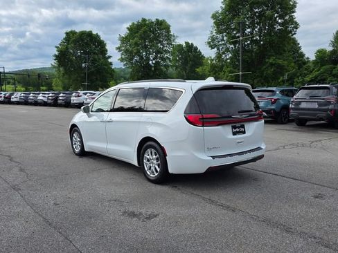 Used 2022 Chrysler Pacifica Touring-L FWD image 6