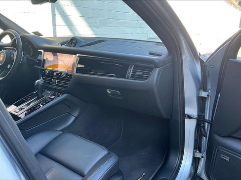 Certified 2026 Porsche Macan AWD/4WD image 19