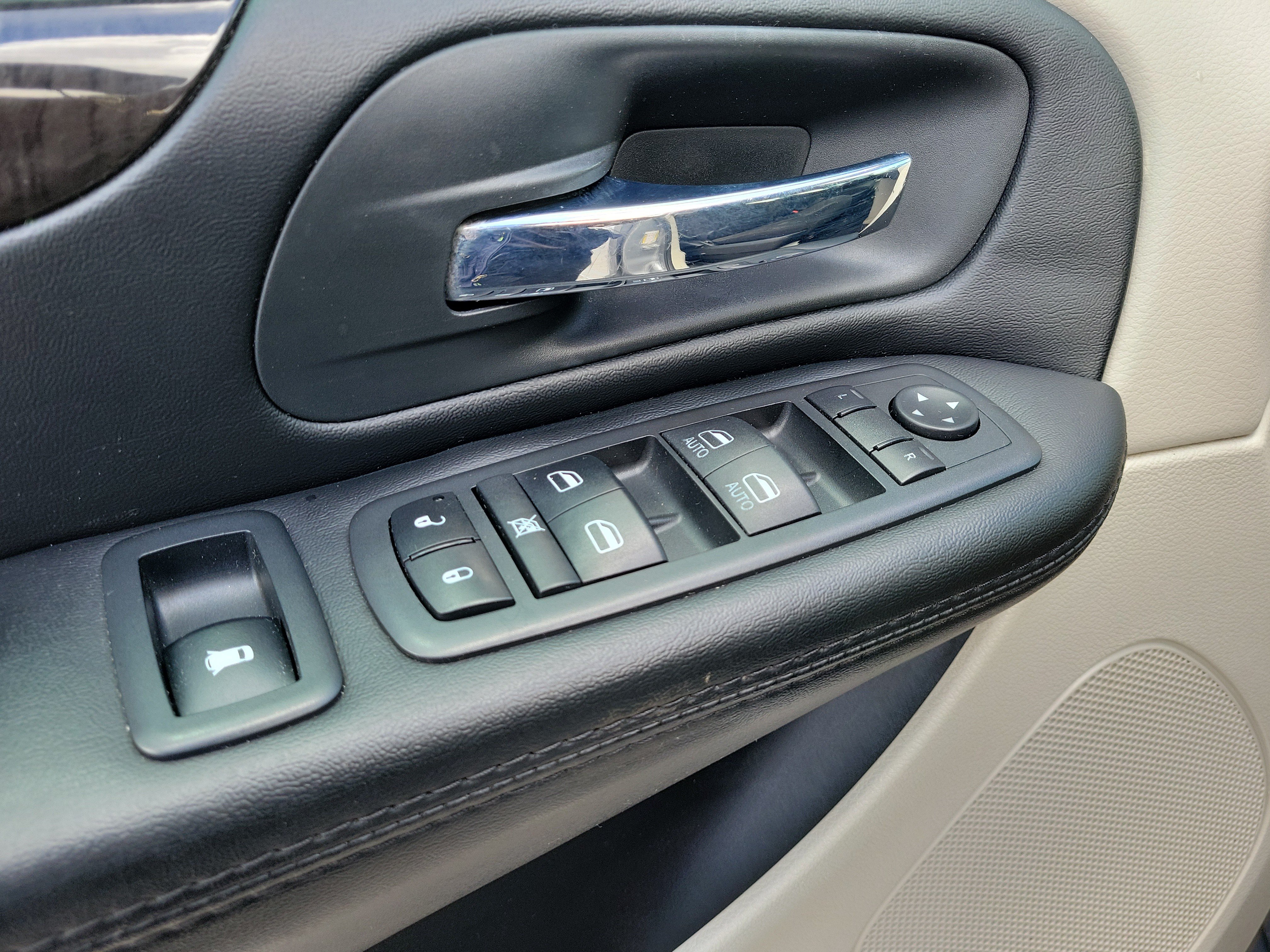Used 2020 Dodge Grand Caravan SE FWD image 13