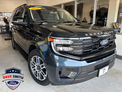 Used 2025 Ford Expedition Active AWD/4WD image 1