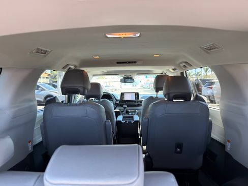 Used 2023 Toyota Sienna Limited image 19