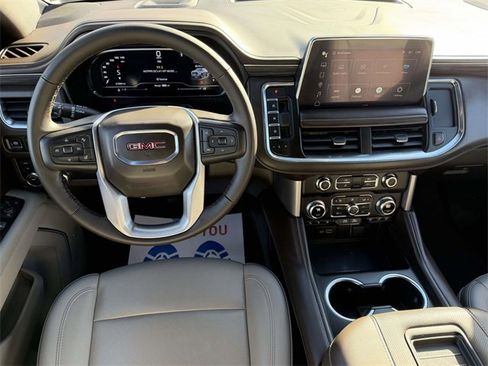 Used 2024 GMC Yukon SLT w/ SLT Luxury Package image 14