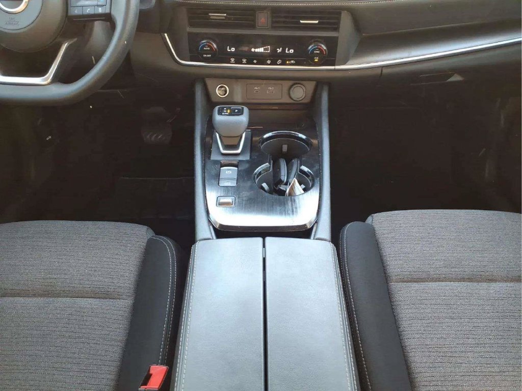 Used 2023 Nissan Rogue SV FWD image 11