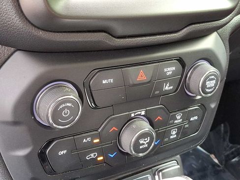 Used 2023 Jeep Renegade Trailhawk AWD/4WD image 16